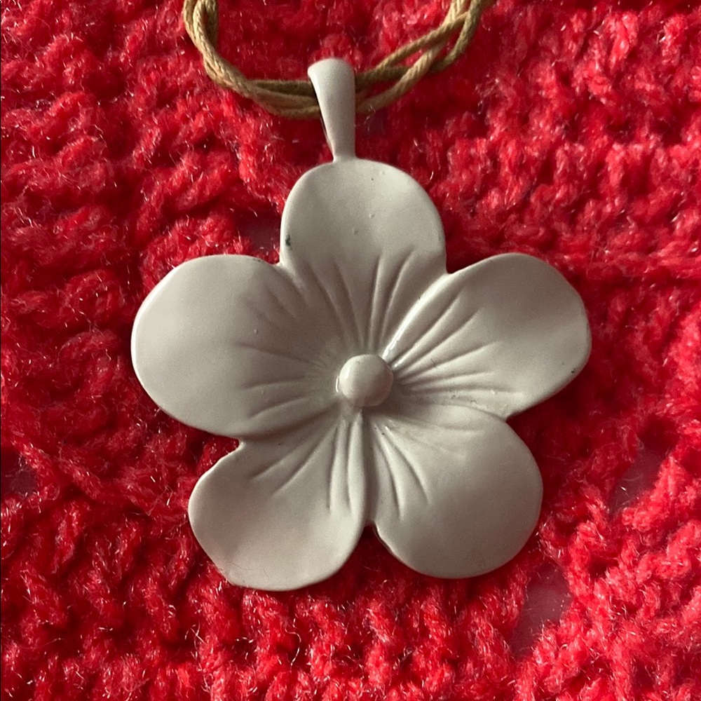 White Flower Pendant Necklace
